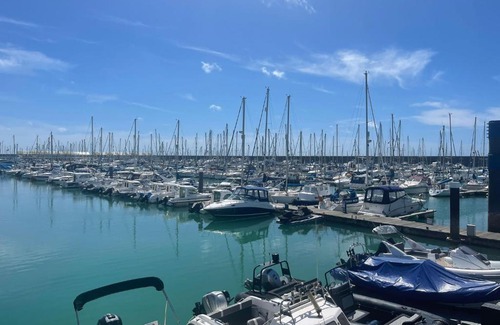 Seafront Apartment | Free parking * THREE BEDROOM HOUSE SLEEP 6* Brighton Marina* Stunning View