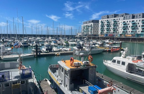 Seafront Apartment | Free parking * THREE BEDROOM HOUSE SLEEP 6* Brighton Marina* Stunning View