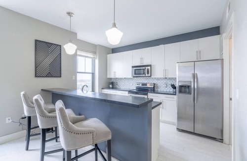 Downtown Des Moines Apartment | Free Parking Wifi King Bed Gym More