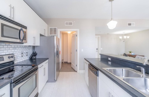 Downtown Des Moines Apartment | Free Parking Wifi King Bed Gym More