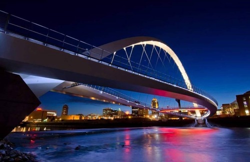 Downtown Des Moines Apartment | Free Parking Wifi King Bed Gym More