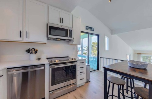 Duck House | FREE Pool Heat, Hot Tub, & Short Walk to Beach!