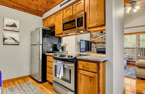Branson West Cabin | Free Silver Dollar City Tickets! Cozy Cabin, Gated Stone Bridge Resorts with Ideal Location!