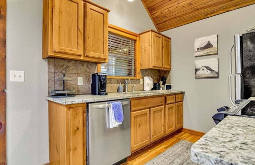 Branson West Cabin | Free Silver Dollar City Tickets! Cozy Cabin, Gated Stone Bridge Resorts with Ideal Location!