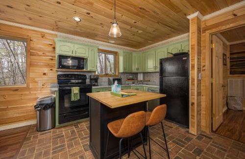 Cosby House | Free tickets! Sleeps 10 SECLUDED Cosby cabin on 7 acres w hot tub, game room!