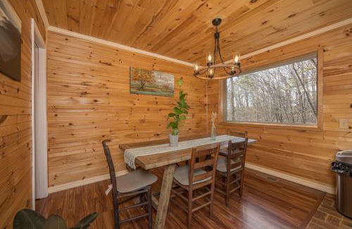 Cosby House | Free tickets! Sleeps 10 SECLUDED Cosby cabin on 7 acres w hot tub, game room!
