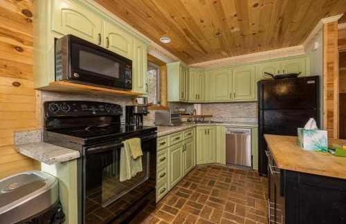 Cosby House | Free tickets! Sleeps 10 SECLUDED Cosby cabin on 7 acres w hot tub, game room!