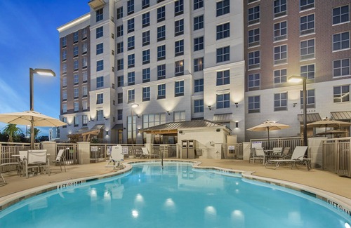 Florence Apartment | Free Wi-Fi, Free Breakfast + Outdoor Pool. King Studio Near Florence Center.