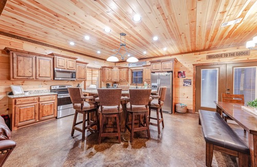 Golden Cabin | Freedom Found 5+ Lodge on Pond, Pool table, hot tub and more!