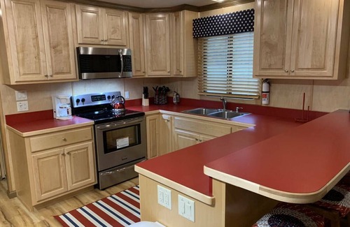 Byrdstown Boat Rental | Freedom is your home away from home on the water!