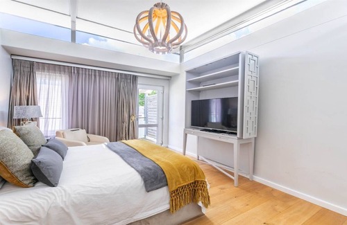 Newlands House | Freehold, modern executive home close to Cavendish Square