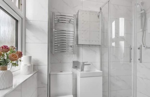 Dormers Wells Apartment | FreeWifi+Workspace+Sofabed sleeps 4