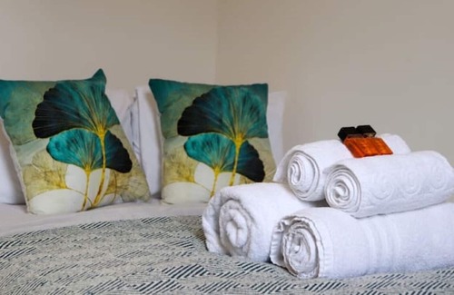 Dormers Wells Apartment | FreeWifi+Workspace+Sofabed sleeps 4