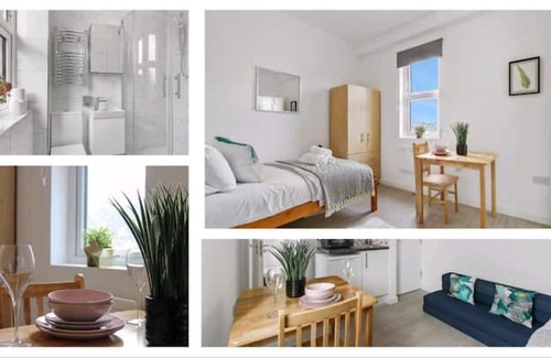 Dormers Wells Apartment | FreeWifi+Workspace+Sofabed sleeps 4