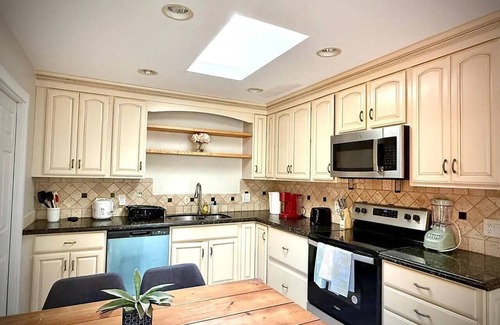 Fremont House | Fremont - 6 bedroom 3 bath