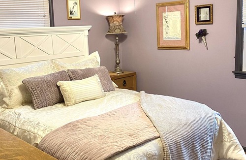 Kirksville Cottage | French Cottage in the woods 5min to lake/town