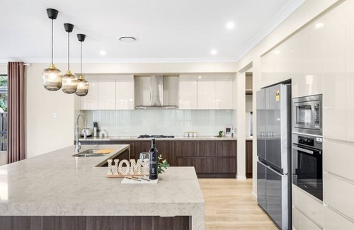 Rochedale South House | French Royal Experience 5B3B Grand House 3Parking