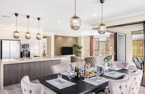 Rochedale South House | French Royal Experience 5B3B Grand House 3Parking