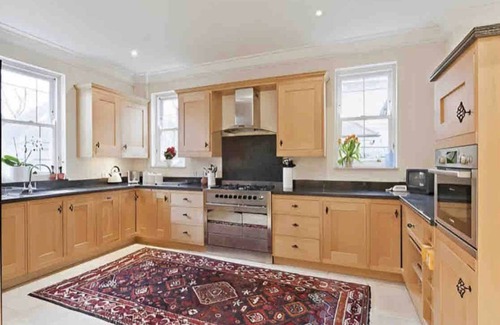 Runnymede House | French Window Room Private Bathroom Close to Station