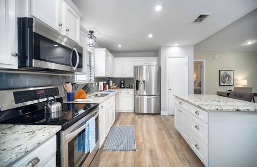 Southside House | ~Fresca Familia Sleeps 8 Pool by Shops & Dining~