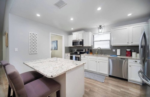 Southside House | ~Fresca Familia Sleeps 8 Pool by Shops & Dining~