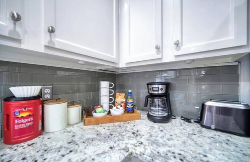 Southside House | ~Fresca Familia Sleeps 8 Pool by Shops & Dining~