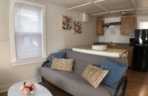 Geneva-on-the-Lake House | Fresh 2BDRM Cottage Right on The GOTL Strip! Sleeps 5!