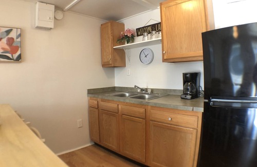 Geneva-on-the-Lake House | Fresh 2BDRM Cottage Right on The GOTL Strip! Sleeps 5!