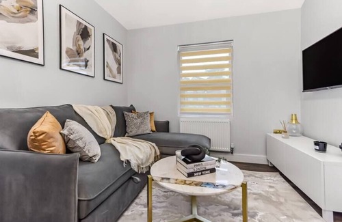 Christchurch Apartment | Fresh and Modern Flat - Sleeps 5