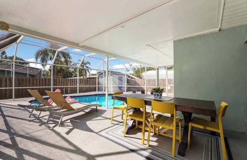 Vamo House | Fresh. Heated Pool.Minutes to Siesta Beach.Office