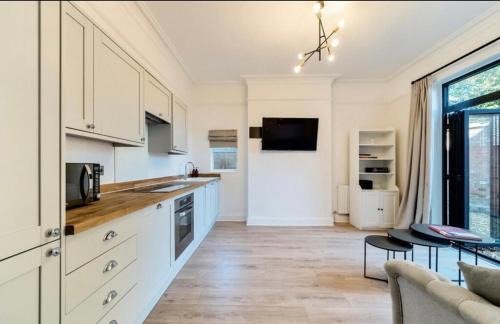 Evesham Apartment | Freshly decorated 2 bedroom apartment 10 mins from Cotswolds Child Friendly Great location with plenty of nearby free parking freestanding bath and outdoor private terrace area