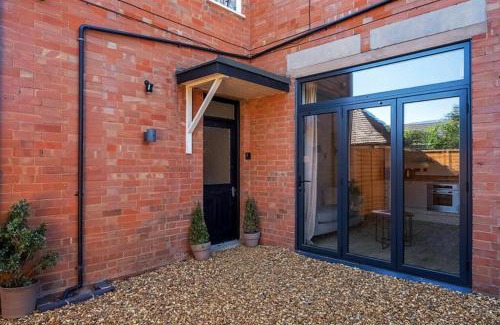 Evesham Apartment | Freshly decorated 2 bedroom apartment 10 mins from Cotswolds Child Friendly Great location with plenty of nearby free parking freestanding bath and outdoor private terrace area