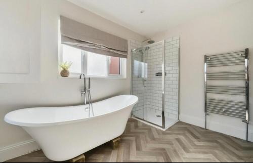 Evesham Apartment | Freshly decorated 2 bedroom apartment 10 mins from Cotswolds Child Friendly Great location with plenty of nearby free parking freestanding bath and outdoor private terrace area