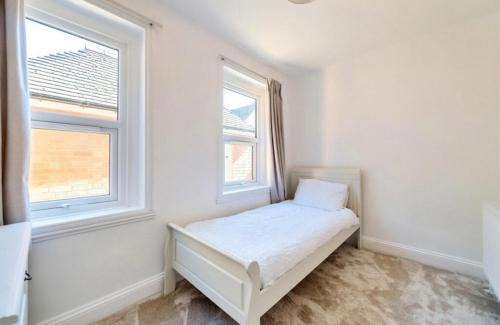 Evesham Apartment | Freshly decorated 2 bedroom apartment 10 mins from Cotswolds Child Friendly Great location with plenty of nearby free parking freestanding bath and outdoor private terrace area