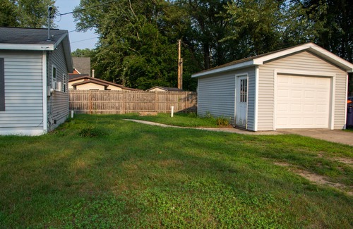 Holland House | Freshly remodeled 3-bedroom house near the lake!