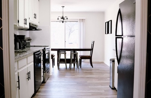 Nall Hills Condo | Freshly Remodeled Condo Sleeps 10
