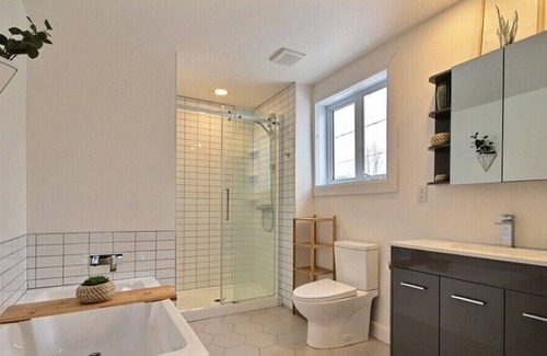 Village-des-Hurons House | Freshly renovated bright house