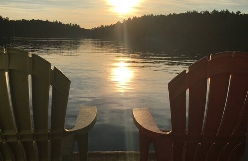 Muskoka Lakes House | Freshly Renovated, Modernized, Water's Edge Cottage.