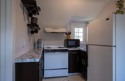 Douglas Apartment | Freshwater Flat, Downtown Douglas - Apart in Downtown right off Center Street.