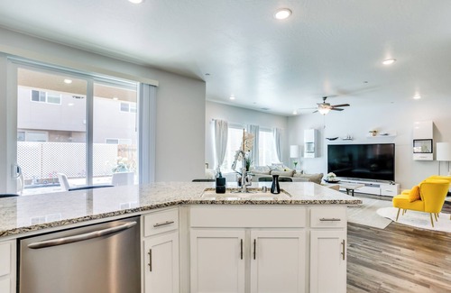 Fresno House | Fresno Home w/Grill - 9 Mi to Downtown