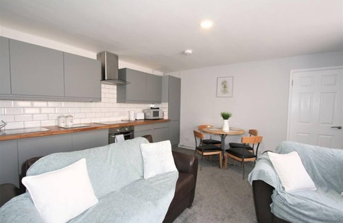 Gloucester Apartment | Friary House Serviced Apartments by Roomsbooked - 24Hr Reception