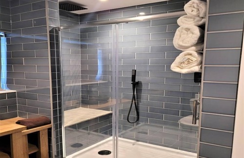 Gloucester Apartment | Friary House Serviced Apartments by Roomsbooked - 24Hr Reception