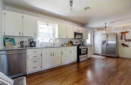 Benton Harbor Cottage | Friday Fowls Cottage - Sauna - Hot Tub - Fire Pit - Golf - Lake - Beach - Winery