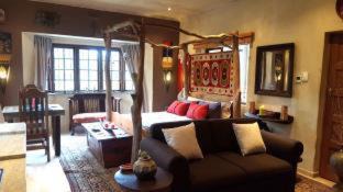 Trawal House | Frieden-Hof Guest Accommodation