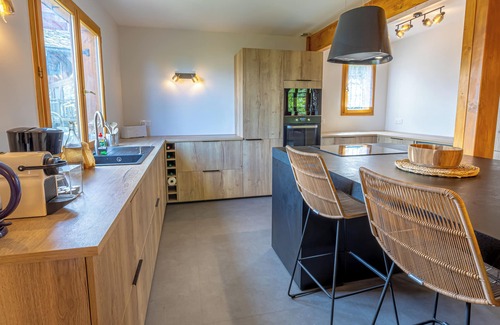Arc-1800 Ski Chalet | Friendly 100m2 chalet for 8 people located 1km from the center of Les Arcs 1800.