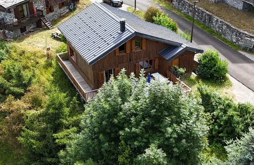 Arc-1800 Ski Chalet | Friendly 100m2 chalet for 8 people located 1km from the center of Les Arcs 1800.