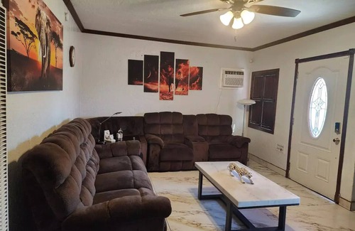 Compton House | Friendly Entire House W/ Big Backyard @Compton