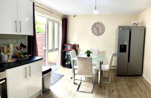 Peterborough House | Friendly Family Home Stay