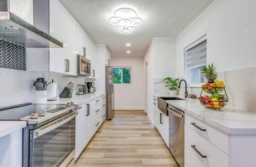 Croissant Park Villa | Friendly Fox- heated pool and spa-Downtown & Beach