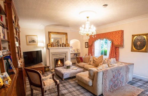 Alkborough House | Friends and family mansion with huge grounds and tennis court. Dog friendly